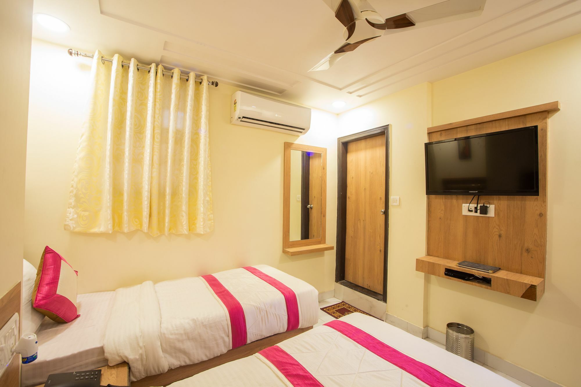 Hotel Sarthak Palace - By Pooja Hospitality New Delhi Exteriör bild